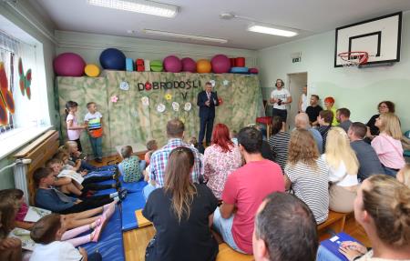 PRVI ŠOLSKI DAN SPREJEM PRVOOLČKOV UNEC 06 FOTO LJUBO VUKELIČ